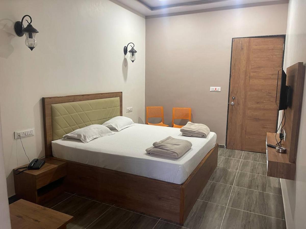 Hotel Nilkanth Navsari Exterior foto
